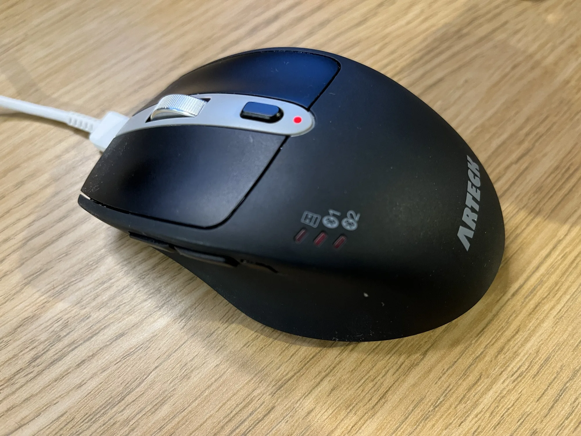A photo of the Arteck multi device Bluetooth wireless mouse